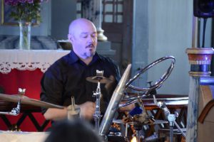 Håvard Sterten spilte på percoppsett satt sammen av bl.a. deler fra et gamelt orgel fra en kirke i Nord-Trøndelag. Foto: Odd Erik Stendahl.